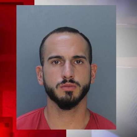 Acusan a un hombre por agredir a su novia en Miami