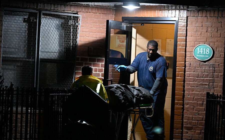 Discusión entre vecinos termina en baño de sangre en Brooklyn: mueren padre e hijo