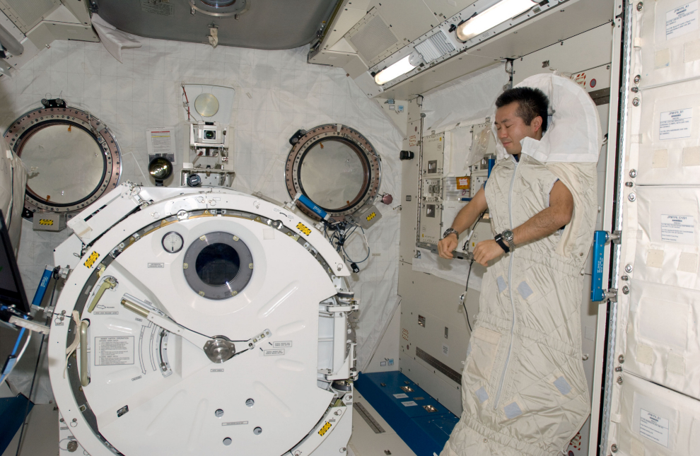 Vea la espeluznante forma de dormir que tienen los astronautas en el espacio (Video)