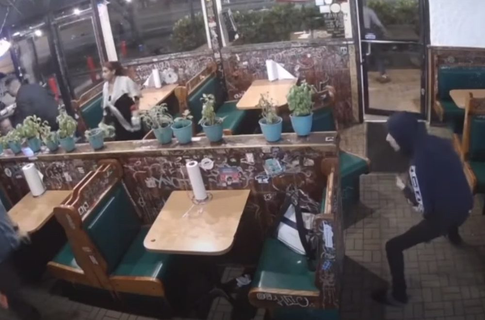 Video: Lanzó ráfaga de disparos en una pizzería de North Miami