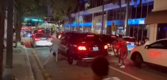 Ciclistas realizan brutal ataque a un auto en Downtown Miami