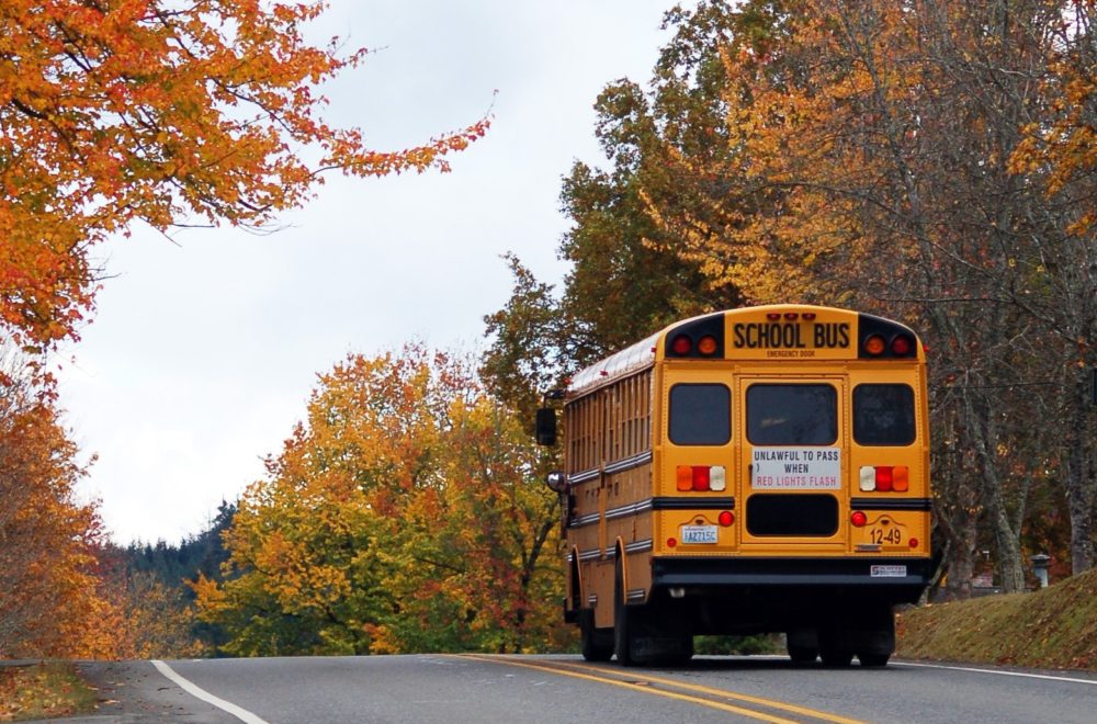 Chofer de bus escolar frenó en seco para aleccionar a estudiantes en Colorado