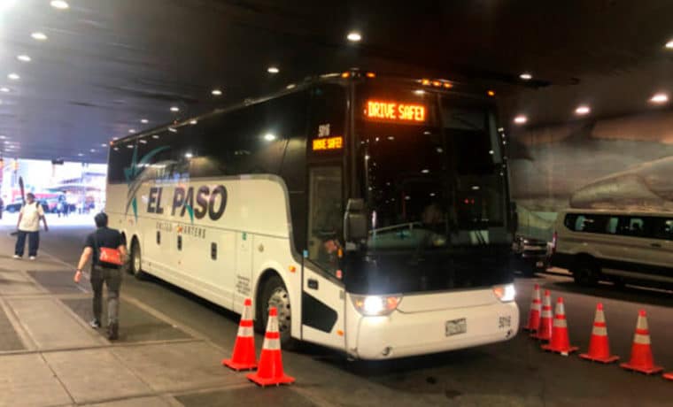 En Nochebuena: Texas envía buses con migrantes a residencia de Kamala Harris