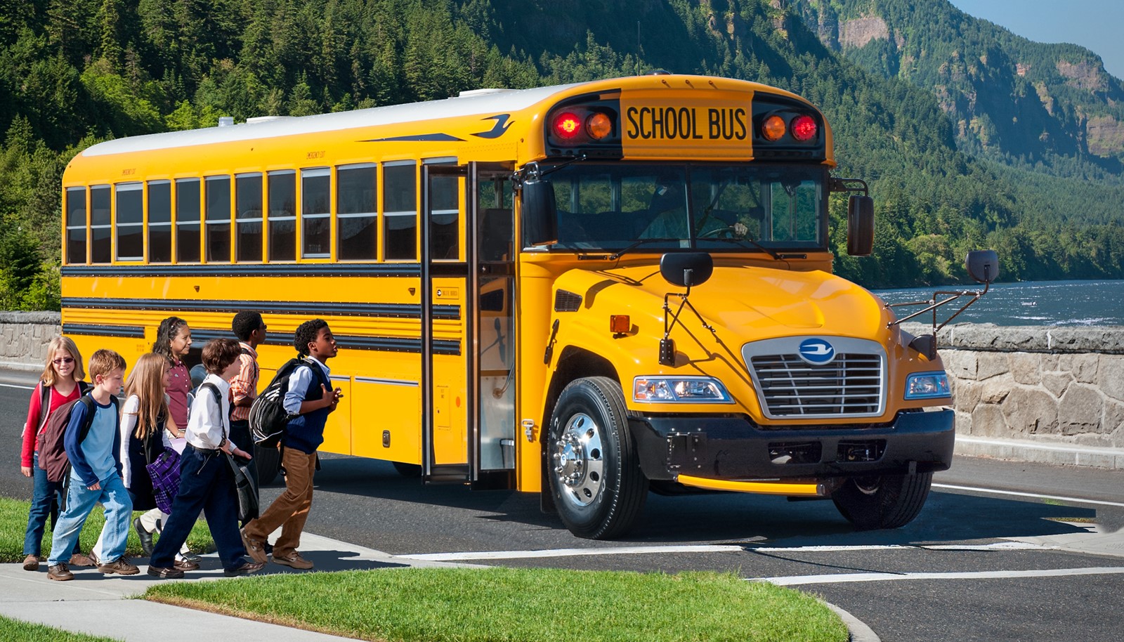 Largos viajes a la escuela por falta de conductores de autobuses