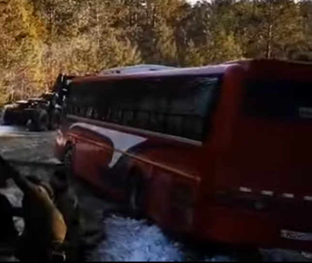 Militares auxilian a autobús que estuvo a punto de desbarrancar en carretera helada de Rusia (Video)