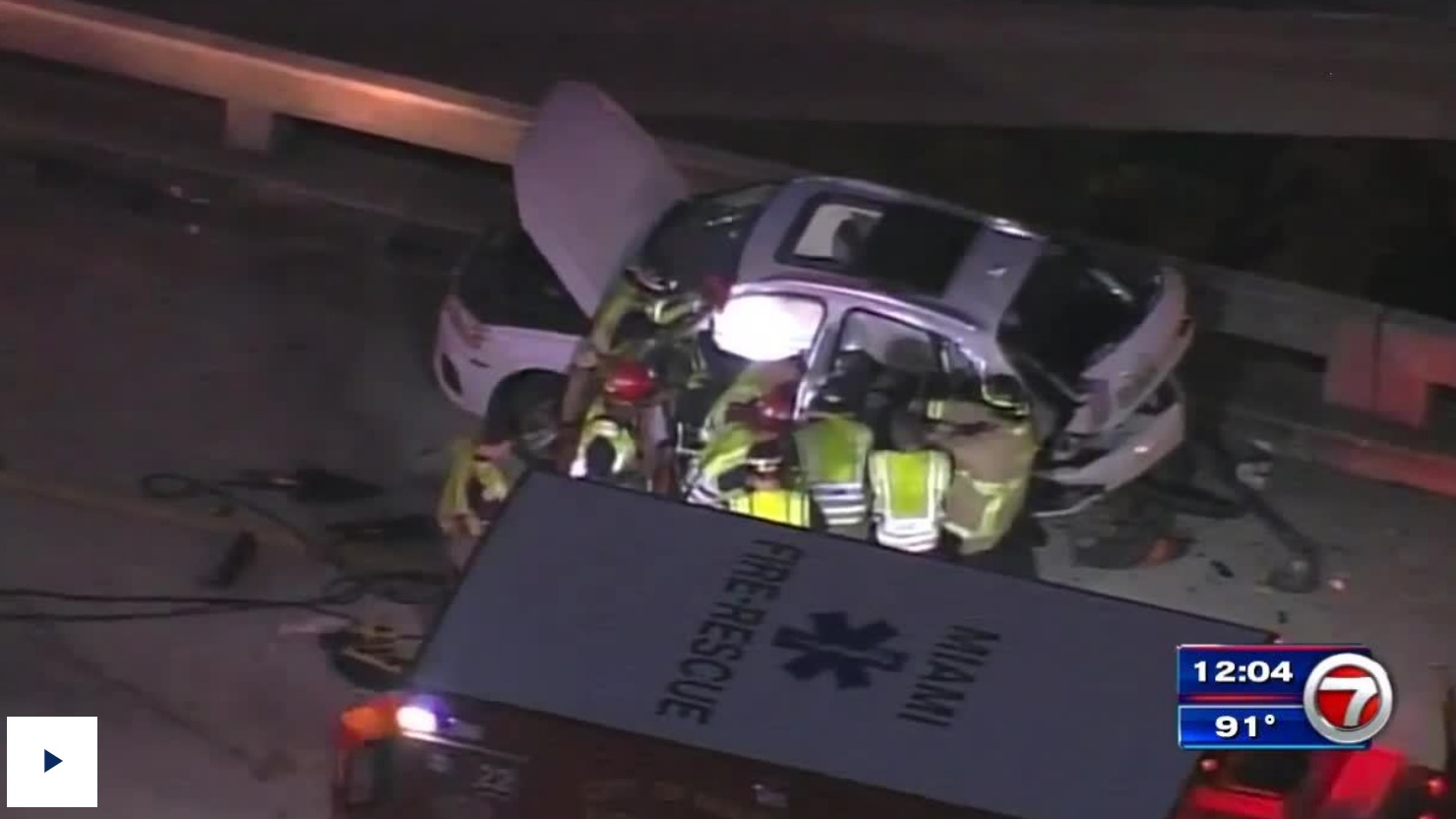 Rescatan a una persona tras un accidente de automóvil aplastado en Miami