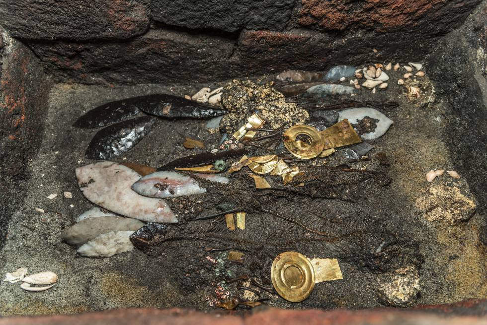 Encontraron en Templo Mayor de México aves con collares de oro