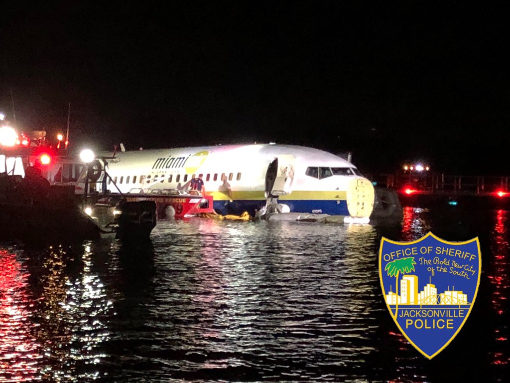 Avión con más de 130 pasajeros se salió de pista y terminó en un río de Florida