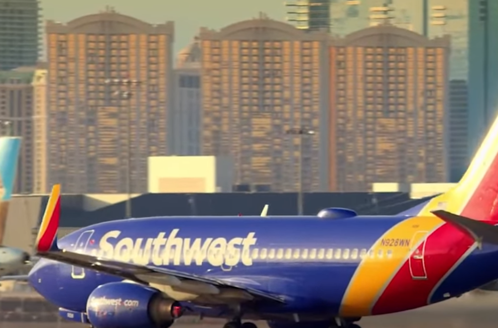 Caos en vuelo de Southwest Airlines: pasajero abrió la puerta y saltó al ala en pleno despegue
