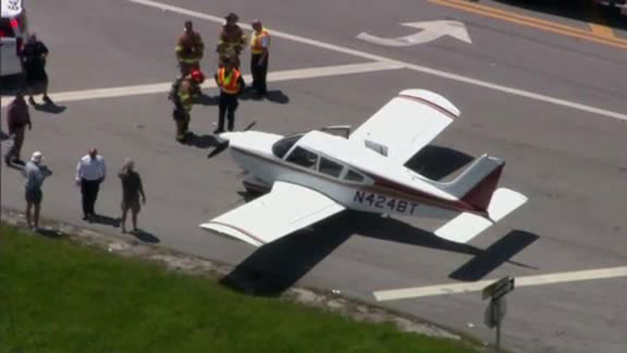 ¡Sorpresivamente! Avioneta descendió en una carretera de Broward