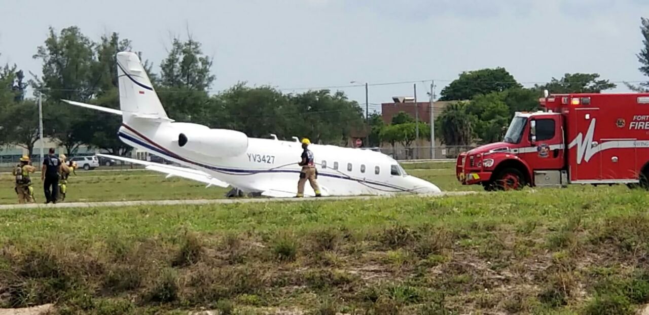 Jet sale de la pista en el Aeropuerto Ejecutivo de Fort Lauderdale