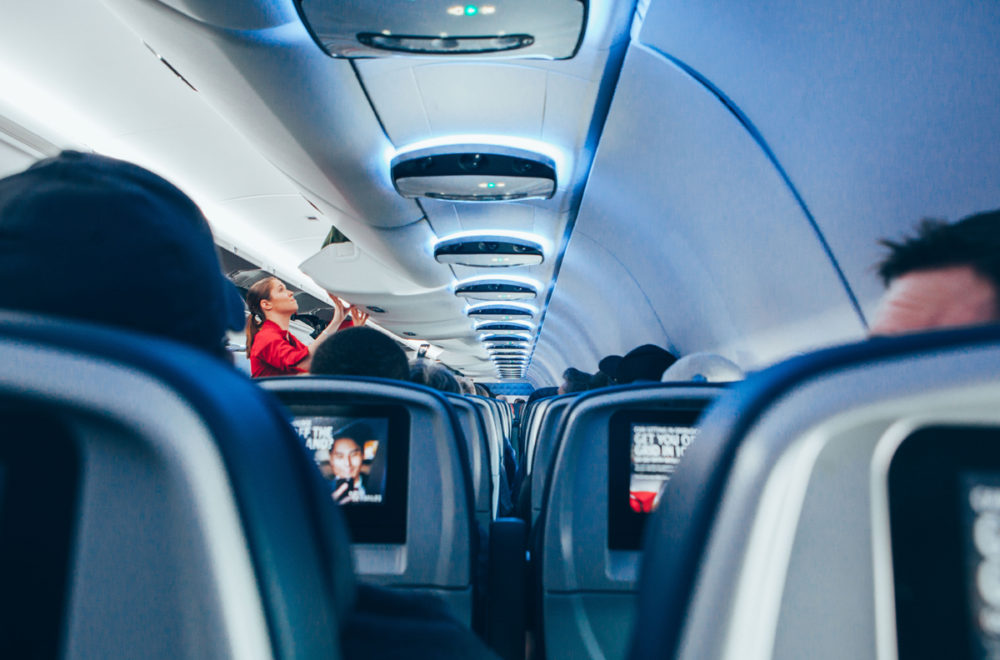 Fuerte turbulencia dejó “volando” a azafata de Allegiant Air en vuelo hacia Florida