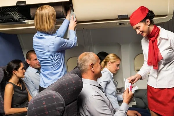 Qué no hacer a bordo de un avión para evitar meterte en problemas