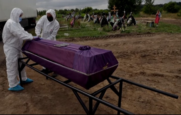 Guerra en Ucrania: Bucha comienza a enterrar muertos no identificados