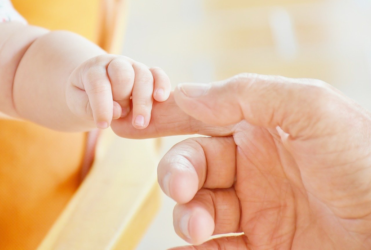 De aprobarse: Padres en Florida tendrían hasta 3 meses de tiempo libre remunerado por nacimiento de un hijo