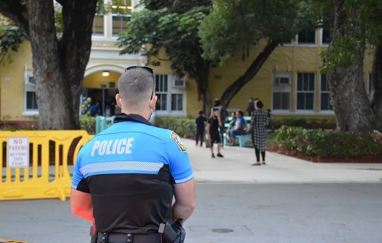 Gobernador de Florida firma cambios en seguridad escolar