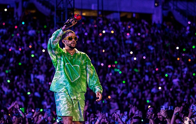Bad Bunny se convierte en el primer latino en recaudar $11 millones por su concierto en Miami