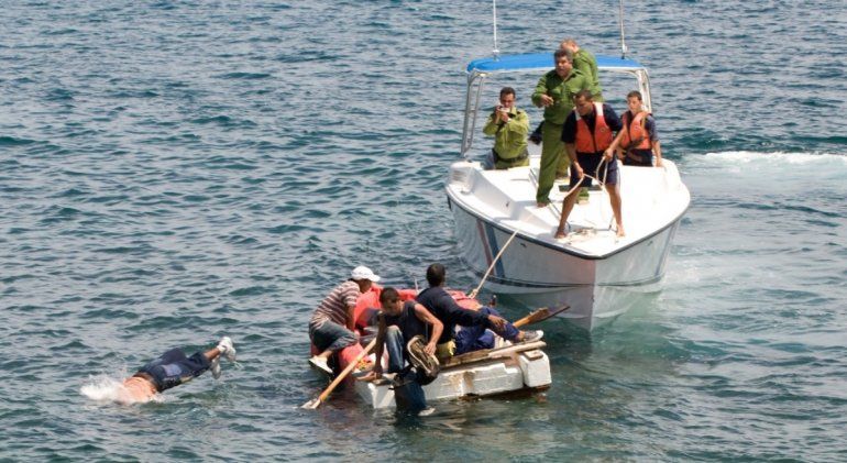 Florida: Guardia costera salva a balseros cubanos agarrados a un faro
