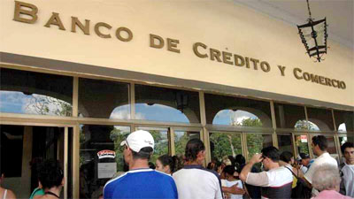 Banco cubano no deja retirar su dinero a una ahorrista