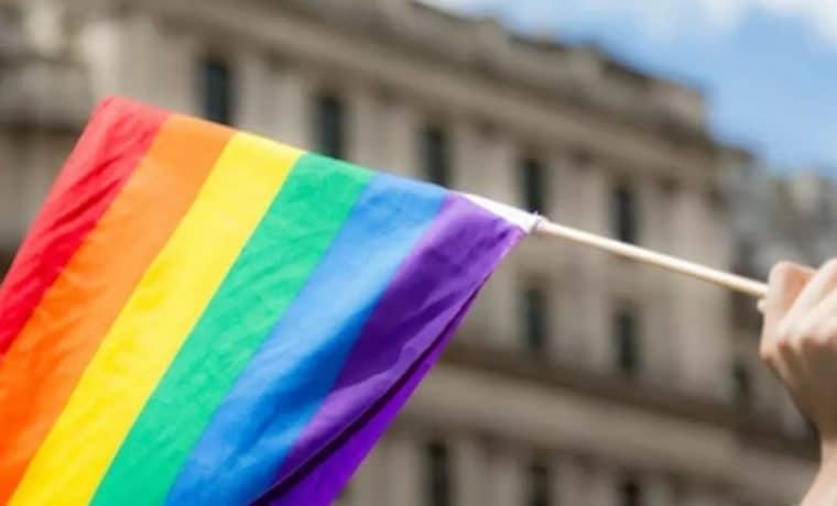 Polémica en Florida por ley que prohibiría uso de banderas LGBT