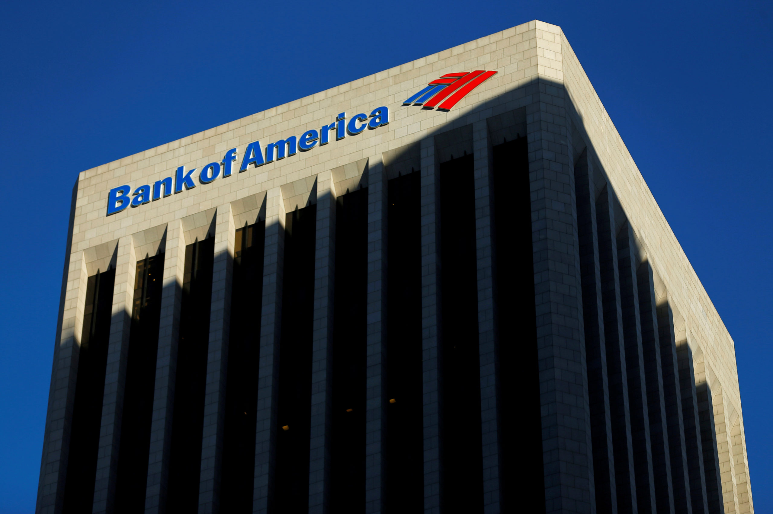 Bank of America reduce las tarifas por sobregiros
