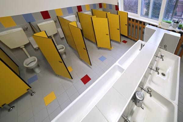 Aprueban política estricta de baños y vestuarios en escuelas de Florida