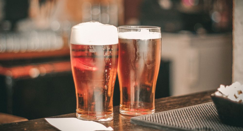 ¡Insólito! Hotel en Manchester cobró $68.000 por una cerveza a turista