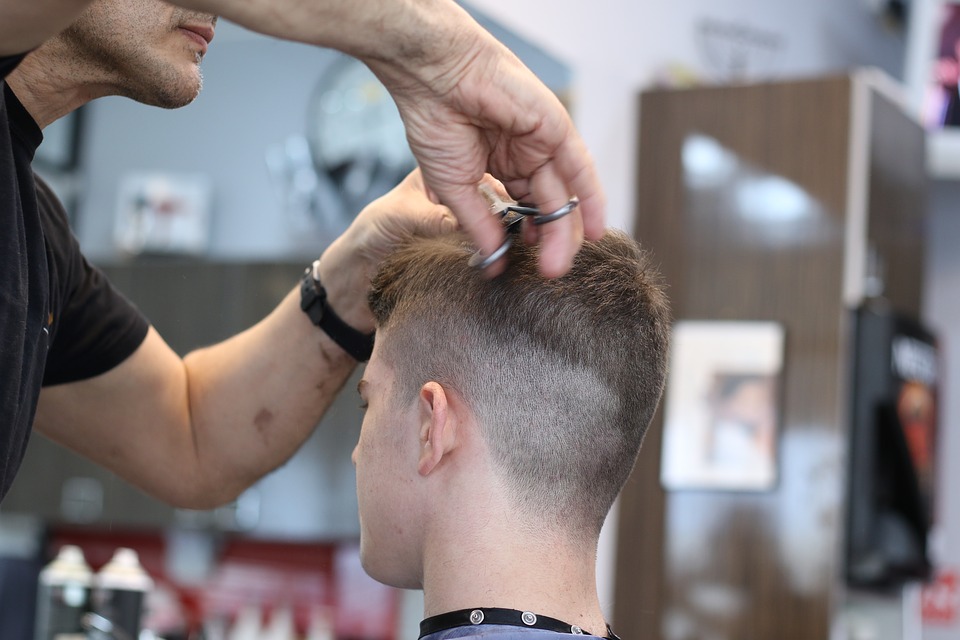Salones de belleza y barberías de Florida podrán abrir a partir del lunes