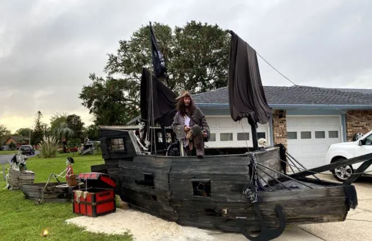 Hombre de Florida construyó con escombros barco pirata tras paso del huracán Sally