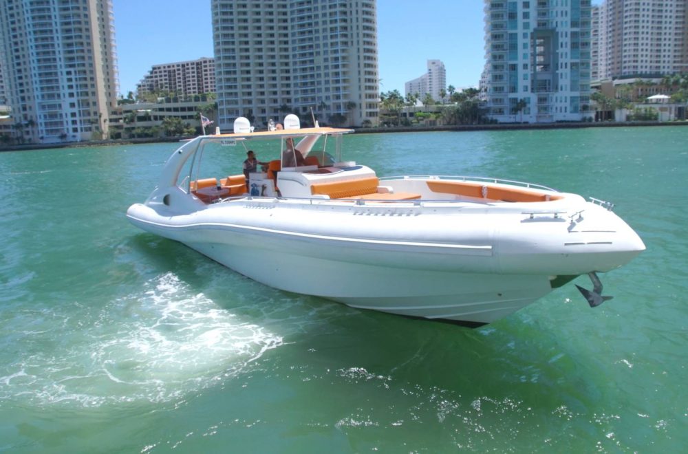 Miami Beach impone restricciones y multas a fiestas nocturnas en barcos chárter