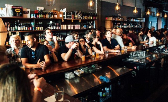 Empleados y dueños de bares de Miami-Dade y Broward exigen su reapertura