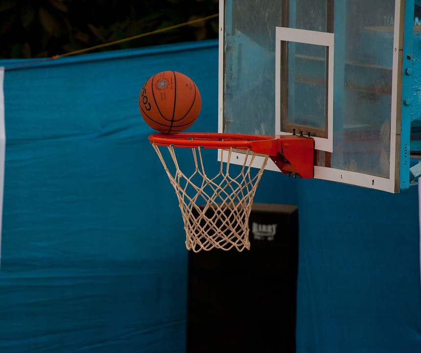 Un hombre logró un truco para anotar en el aro de baloncesto sin tocar la pelota (video)