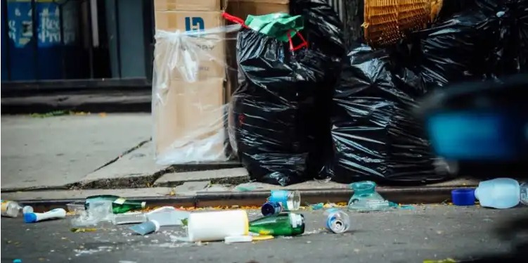 Autoridades investigan basureros ilegales y cadáveres en barrios latinos