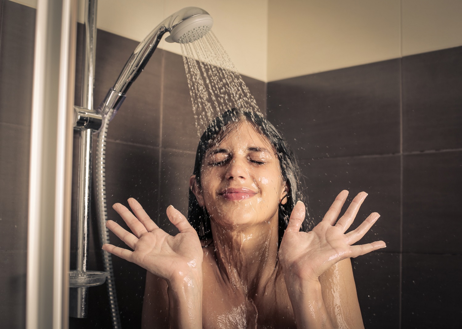 ¿Verdaderamente es malo bañarse con COVID-19? Te lo contamos