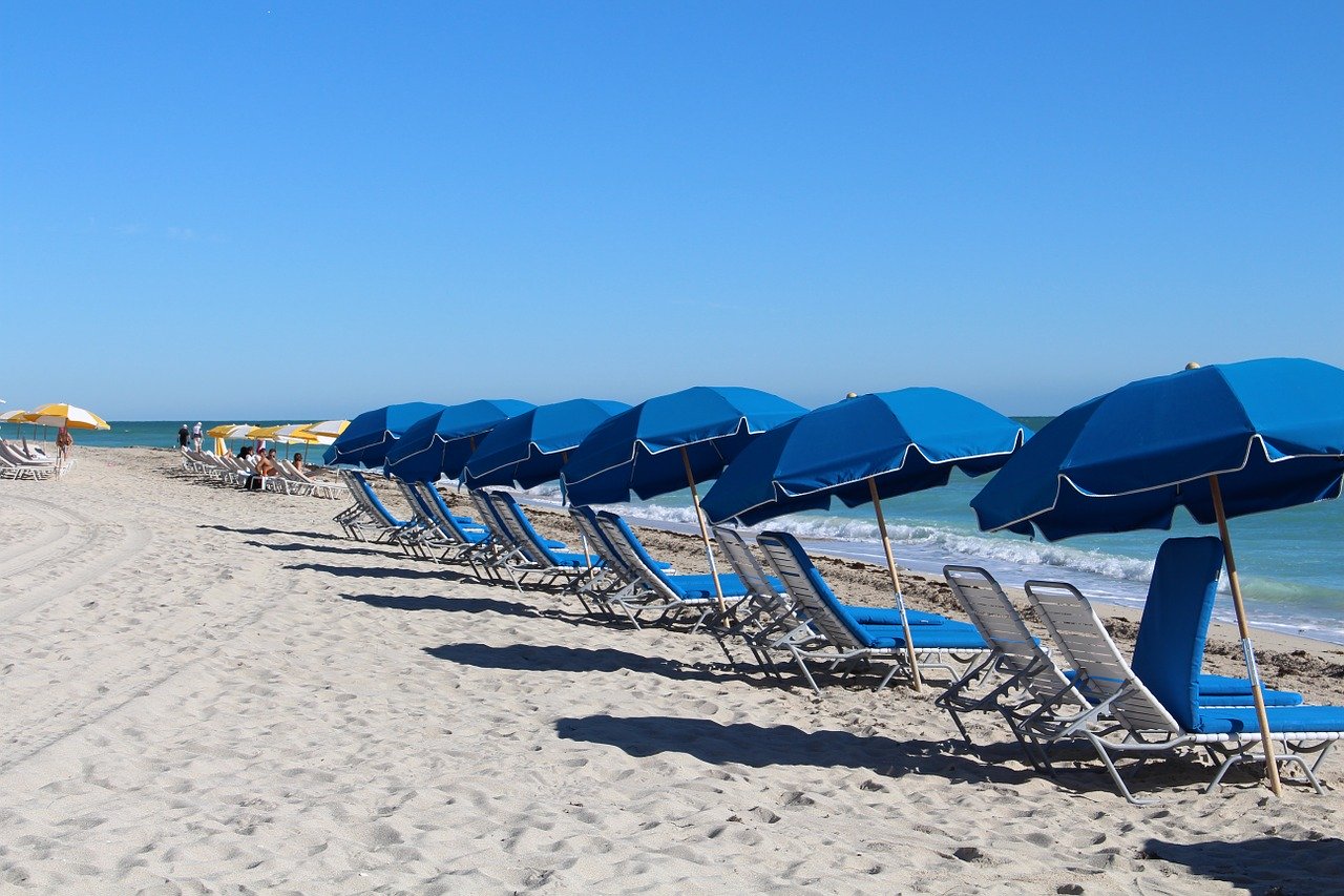 Miami-Dade levanta toque de queda y mañana podrán reabrir las playas