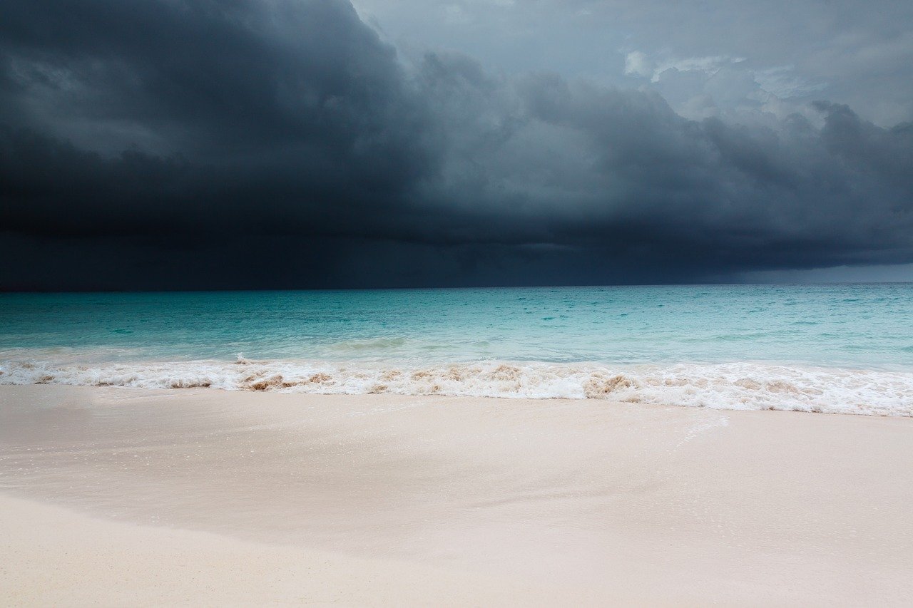 Huracán Isaías azota en las Bahamas y se encamina al sureste de Florida