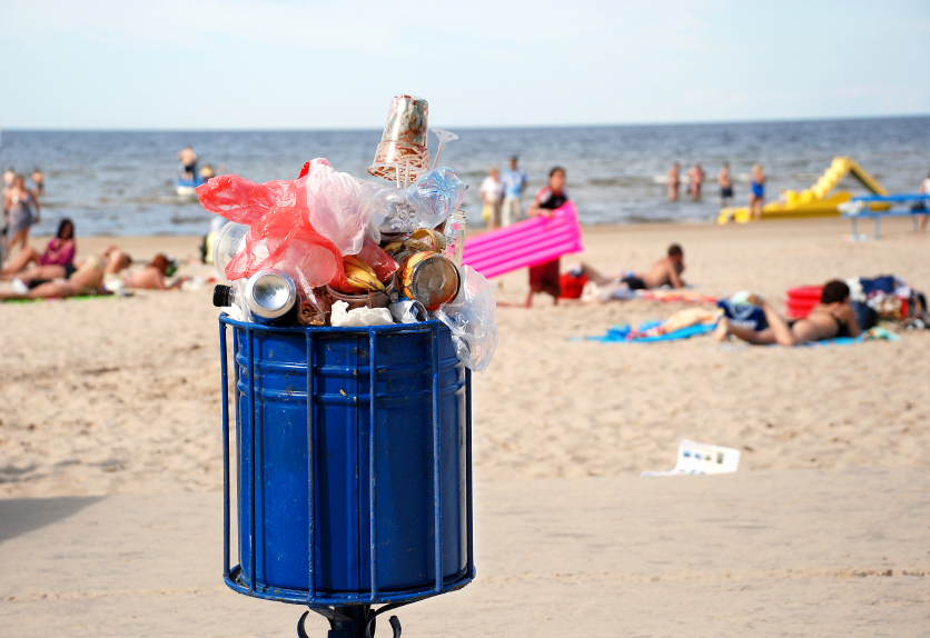 Voluntarios limpian de polietileno las playas de Florida antes de que comience el Super Bowl 54