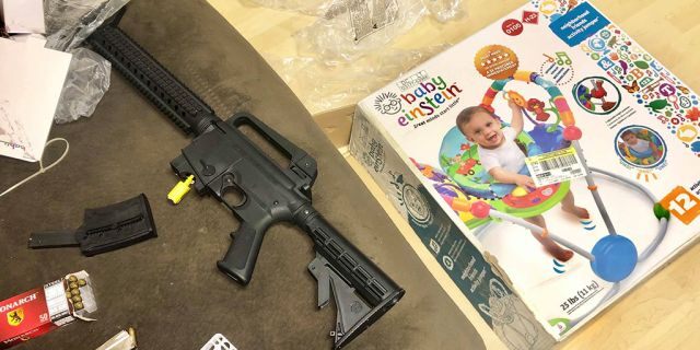 ¡Sorpresa! Compran andadera para bebé y encuentran rifle cargado en Florida (+Fotos)