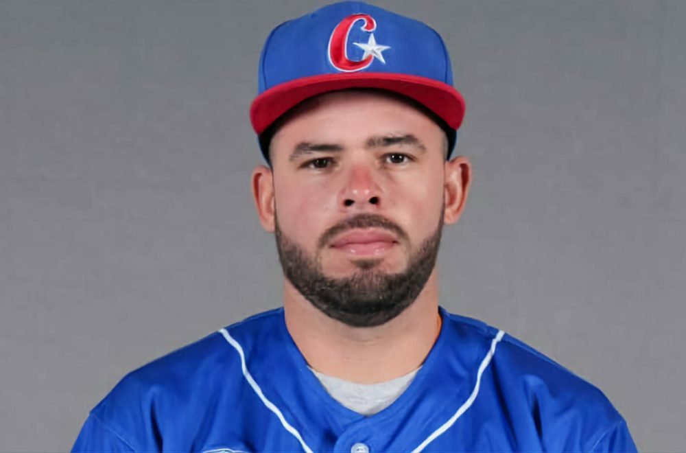 Pelotero cubano que se fugó en Clásico Mundial firma su primer contrato profesional