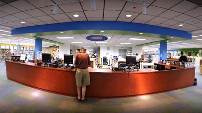 Cómo el distanciamiento social ocasiona grandes cambios en las bibliotecas de Florida