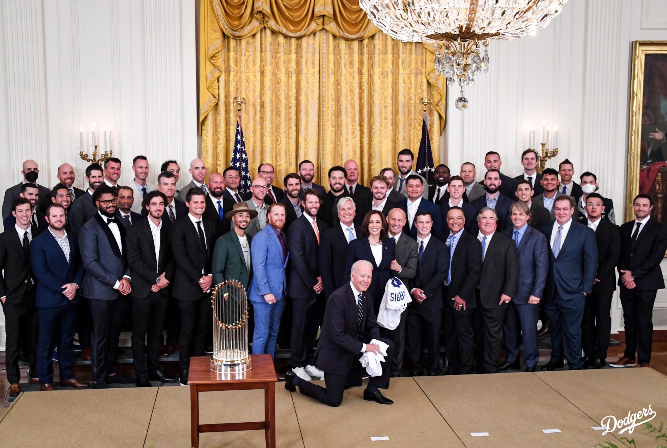 Biden recibió a los campeones de la MLB y Joe Kelly sorprendió vestido de Mariachi