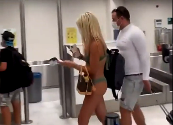 Mujer con bikini y tapabocas sorprende en un aeropuerto