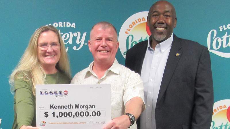 Hombre en Florida encontró boleto ganador de lotería limpiando su casa