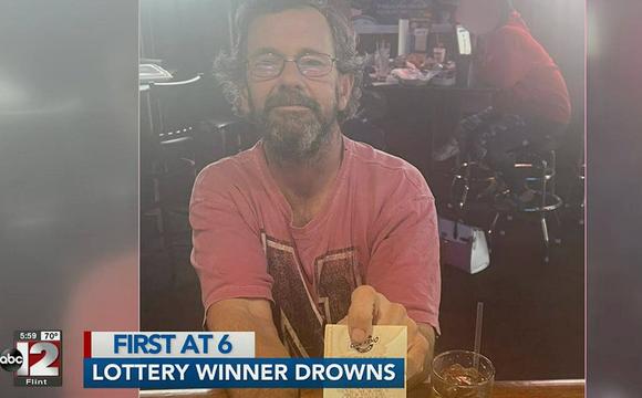 Hallan muerto a hombre con billete de lotería ganador