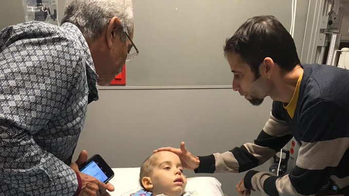 Da sus primeros pasos niño cubano operado de un tumor cerebral en Miami