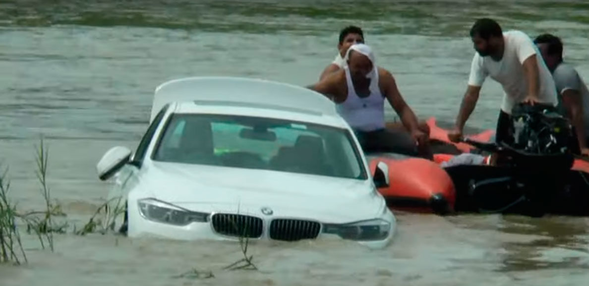 Hombre lanzó al río un BMW que sus padres le regalaron porque él quería un Jaguar (+Video)