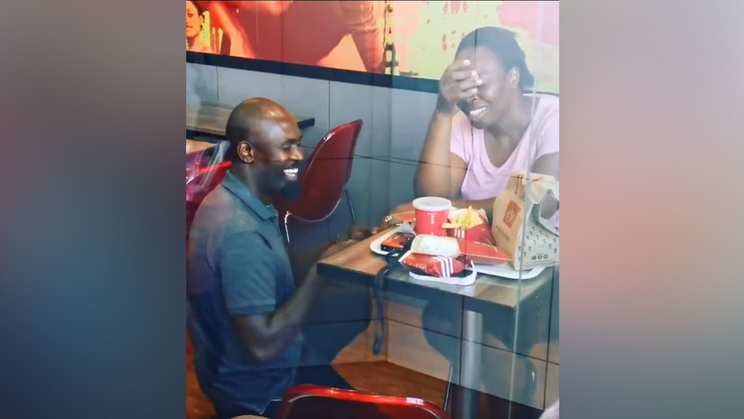 ¡Increíble sorpresa! Video con propuesta matrimonial en un KFC se viralizó ahora empresas patrocinarán la boda