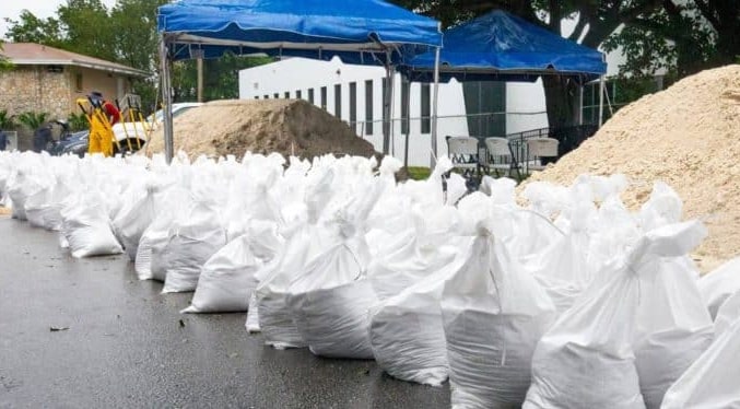 Distribuyen sacos de arena al sur de Florida ante posibles inundaciones