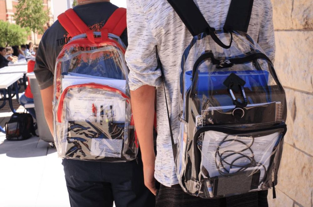 Propuesta de bolsos transparentes en escuelas de Broward queda descartada