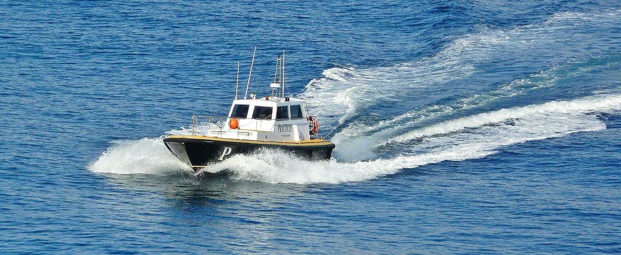 Interceptaron un bote con migrantes sospechoso de “tráfico ilícito de personas”
